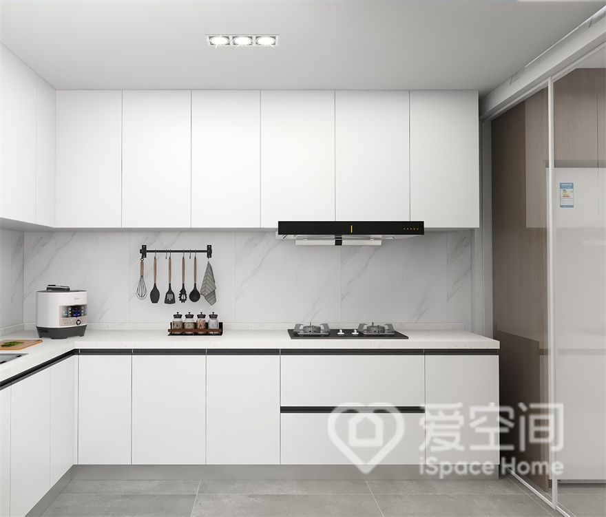 厨房采用素雅的白色背景，黑色线条打破了纯色背景的单调，以线条的形式增加了空间的层次感。
