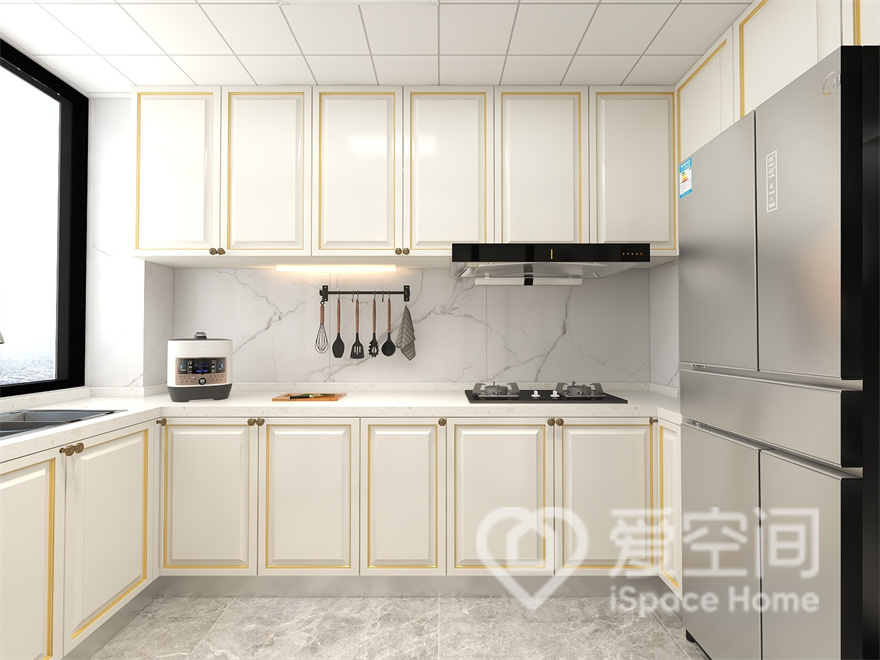 设计师巧妙利用线条元素，定做出浪漫优雅的橱柜柜体，结合简约的线条勾勒，清丽质感油然而生。