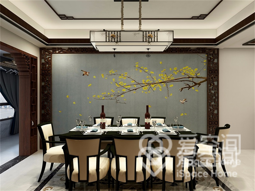 设计师利用花鸟背景图赋予餐厅个性与品味，餐桌椅造型充满仪式感，既突出了中式美感，又展现业主品味。