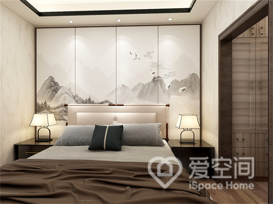 次卧家具简洁凝练，追求色彩的内在联结，山水背景在灯光的渲染下呈现出轻盈之感，意境十足。