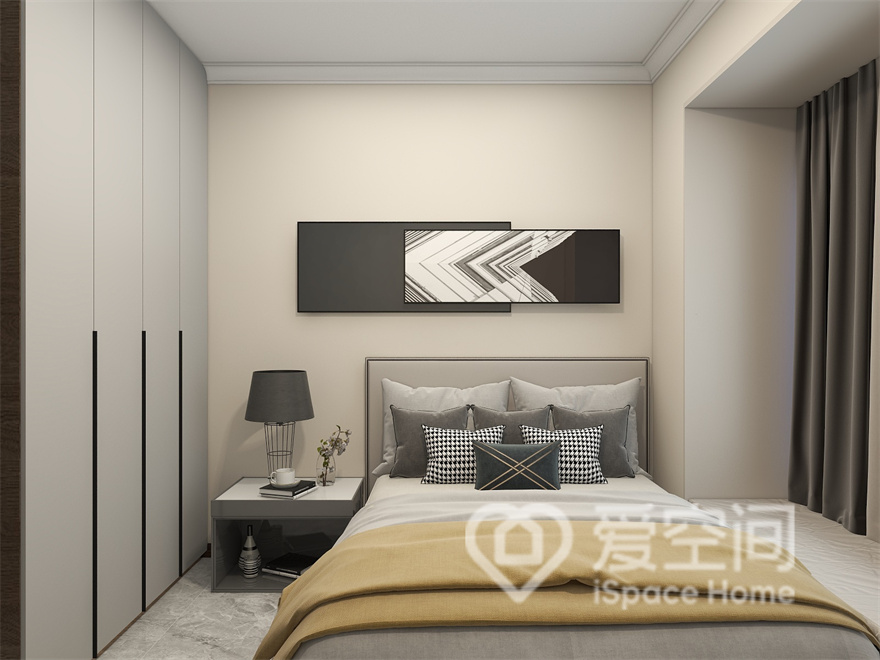 装饰画成为次卧的视觉中心，咖白色调与现代风格家具相得益彰，渲染出稳重雅致的空间气息。