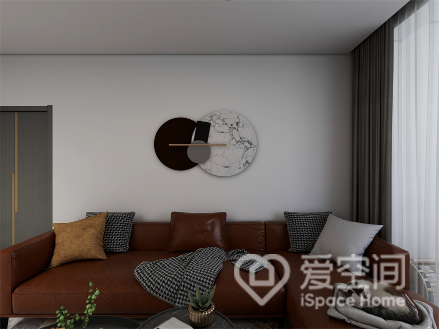 客厅中以白色作为主色调，黑白装饰画与背景相得益彰，唤起平静的感受，皮质沙发时刻散发着独特的魅力。