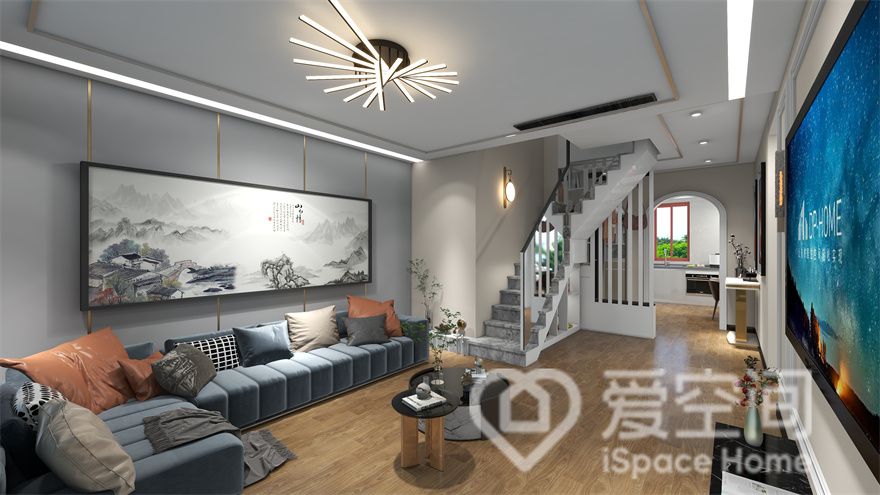 轻奢风格的客厅背景细节层次感强，除了温暖的灯光，护墙板线条与装饰画纵横交错，增添了时尚氛围。