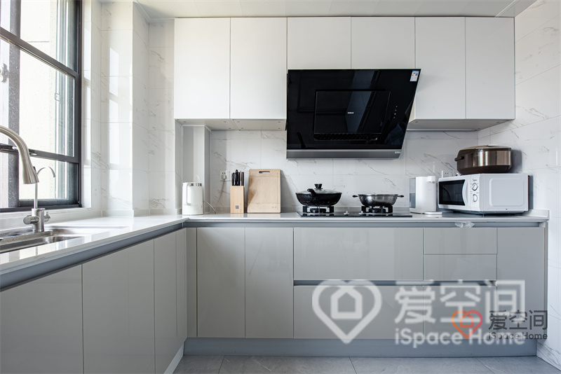 蔚蓝四季125㎡三居室现代轻奢风装修案例