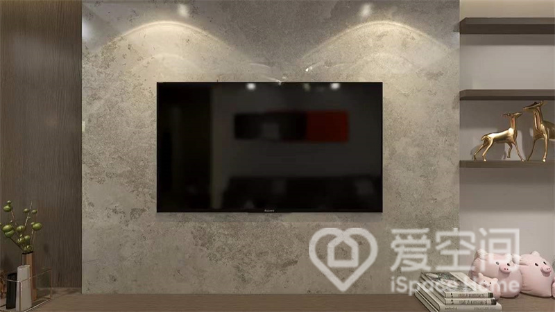 电视墙背景做旧设计，左侧添置了木材，营造出层次感，挂式电视放置在中部形成视觉中心。